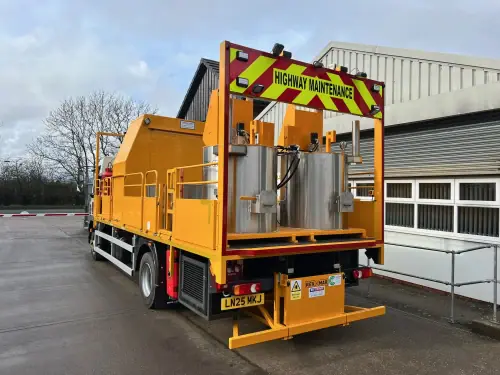 14T White Lining Vehicle