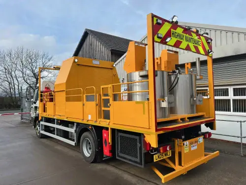 14T White Lining Vehicle