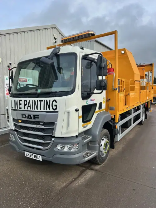 14T White Lining Vehicle