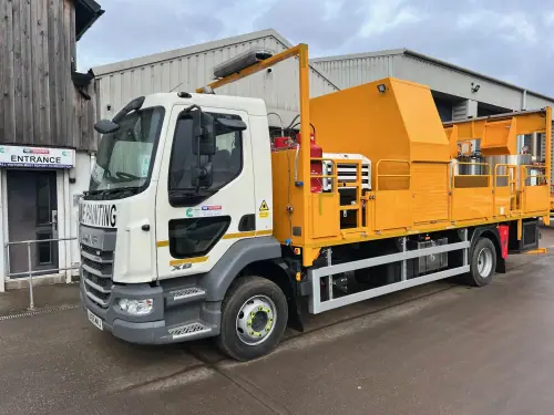 14T White Lining Vehicle